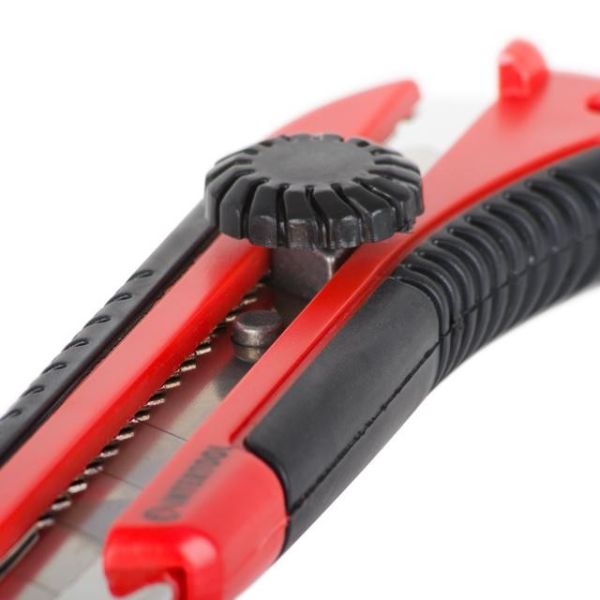 Ніж з металевою направляючою під лезо 25 мм, прогумована рукоятка INTERTOOL HT-0526